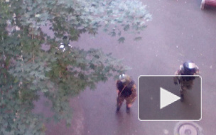 Петербуржец взял интервью у спецназовцев во время операции на Ленинском проспекте