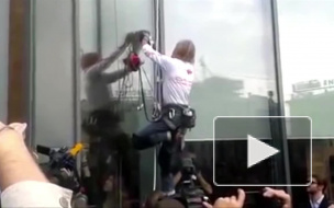 Человек-паук Алан Робер залез на небоскреб "Высоцкий" в Екатеринбурге, его сняли на видео