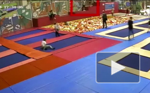 Опубликовано видео смертельного прыжка мужчины на батуте в Красноярске
