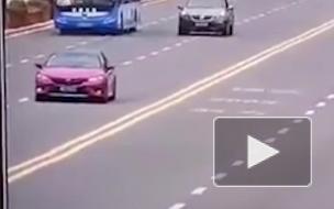 В Китае число жертв падения автобуса в водохранилище достигло 21