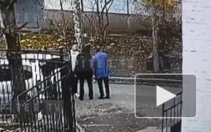 Задержание пьяного петербуржца с автоматом у школы на проспекте Науки попало на видео