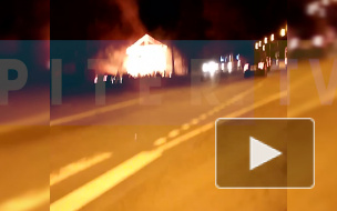 В Ломоносове горит дом