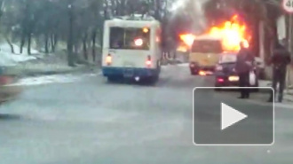 Видео из Уфы: очевидцы опубликовали фото и видео горящего ПАЗ, который вез людей на работу