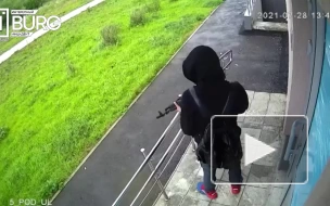 В Екатеринбурге заметили гуляющего с автоматом молодого человека