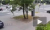 Женщина упала без чувств на асфальт после ДТП на севере Петербурга – видео