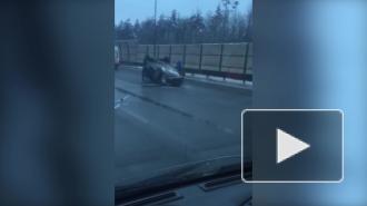 Иномарка перевернулась после столкновения с грузовиками на КАД