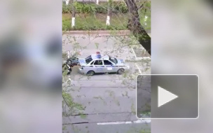 Любопытное видео из Воронежа: сотрудники ДПС толкали патрульную машину