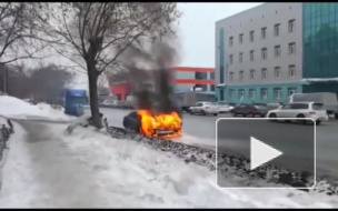 Появилось видео с горящим Lexus в Новосибирске на Фабричной улице