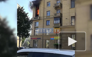 Видео: на проспекте Стачек загорелся балкон