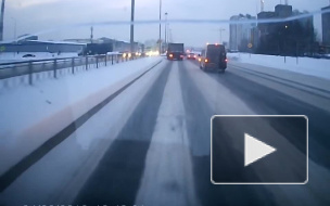 Видео: на пешеходном переходе сбили девушку