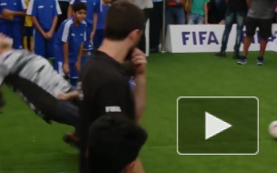 Забавное видео: юный футболист повалил Марадону на газон