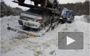Видео и фото очевидцев ДТП: в Красноярском крае пикап от столкновения с автовозом разлетелся на части