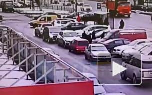 Видео: злоумышленники угнали микроавтобус у пенсионера в Кировском районе
