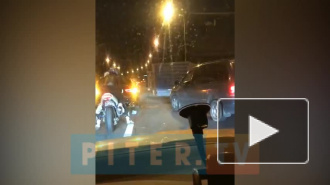 Видео: на Свердловской набережной столкнулись легковушка и фура