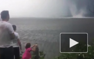 Ужасающее видео из Татарстана: на Волге бушевал смерч