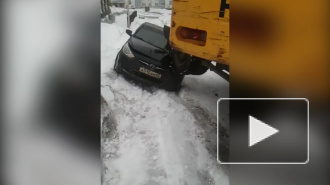 Загадочное видео из Уфы: экскаватор наступил на легковушку и пришпилил к земле