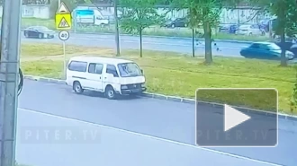 Видео: на проспекте Народного Ополчения произошло ДТП с участием двух иномарок и такси