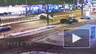 Видео: водитель влетел в дорожное ограждение на Ленинском проспекте