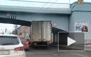 Два грузовика застряли под "мостами глупости" в Петербурге