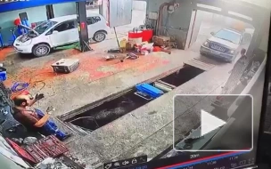 Российский автомеханик лишился ног после наезда машины клиентки