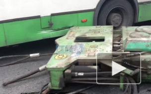 В Колпино крупный объект с прицепа грузовика упал на автобус