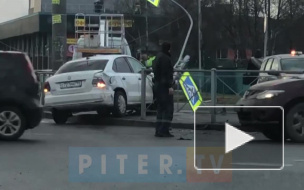 В ДТП на Дальневосточном пострадали две иномарки и дорожный знак