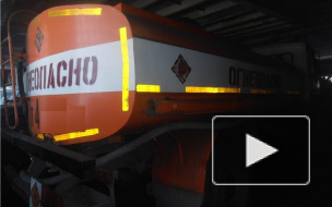 Страшная авария на Дамбе в Петербурге: горит бензовоз, движение перекрыто