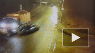Видео: в Колпино ВАЗ влетел в фонарный столб