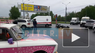 Видео: на Светлановском проспекте сбили мотоциклиста