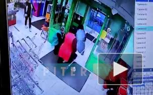 В магазине на Купчинской улице грабитель украл "Киндеры" и избил продавца