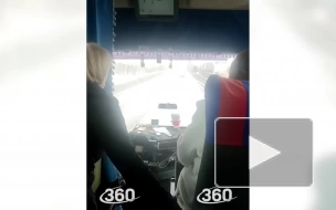 Автобус застрял в снегу в Ростовской области 