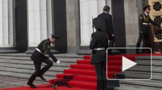 Солдат, который упал на инаугурации Порошенко, чувствует себя хорошо