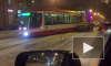 На Среднеохтинском проспекта трамвай сошел с рельсов и зацепил автомобиль
