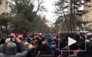СМИ: В Ростове-на-Дону участники незаконной акции пытаются снести заграждения