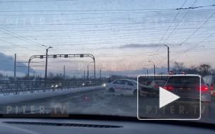 Из-за столкновения двух такси на Косыгина образовалась пробка 