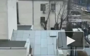 Поднявшийся над российским посольством в Киеве дым сняли на видео