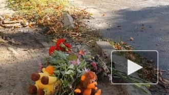 Жители Ейска несут цветы и игрушки к дому, во двор которого упал самолет