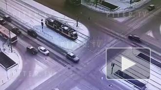 Авто врезалось в трамвай в Приморском районе