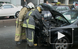 На Мгинской улице после ДТП пришлось смывать топливо с асфальта