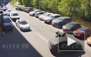 На набережной реки Смоленки мотороллер врезался в иномарку: видео