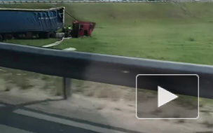 Видео: фура улетела в кювет на повороте с КАД