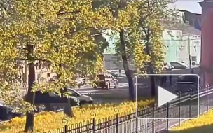 Иномарка врезалась в машину сотрудника ДПС на перекрестке Большого Сампсониевского проспекта и улицы Фокина: видео