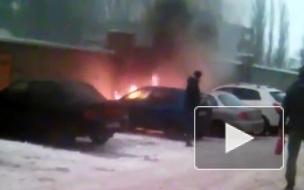 Видео: дотла сгорели две машины на стоянке в Воронеже
