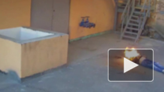 Смертельно видео из Екатеринбурга: с крыши здания упал человек с горящей головой