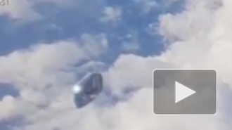 Пассажир самолета снял на видео пролетающий НЛО над облаками Испании