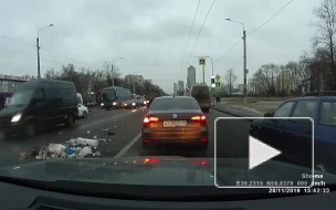 Видео: мусоровоз оставил после себя отходы на проспекте Ветеранов