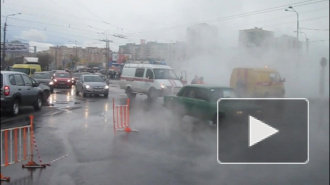 В Петербурге вновь прорвало трубу: на ул. Казакова озеро кипятка и пара