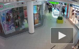 В Петербурге мужчина подрался с охранником ТЦ из-за нежелания надеть маску