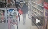 Появилось видео из магазина на Рихарда Зорге, где петербуржцы с муляжом гранаты пытались украсть продукты 