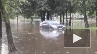 В Москве из-за ливня подтопило улицы и станции метро